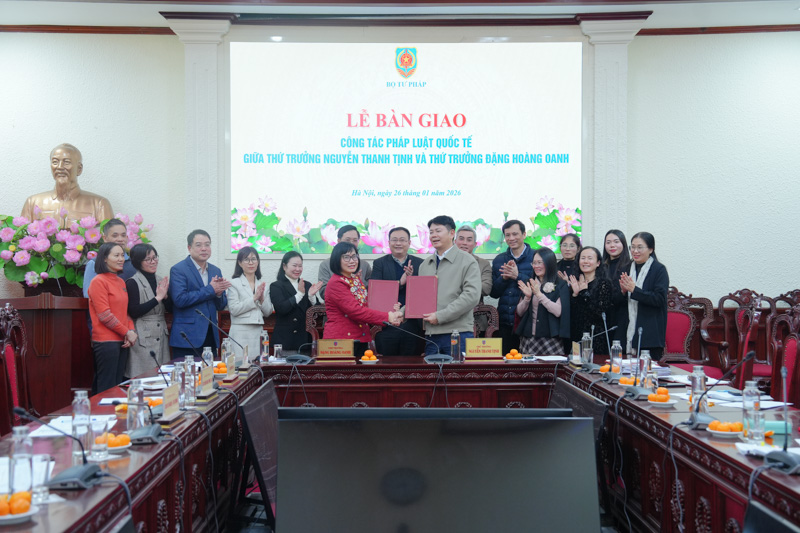 Thứ trưởng Nguyễn Thanh Tịnh và Thứ trưởng Đặng Hoàng Oanh bàn giao công tác pháp luật quốc tế